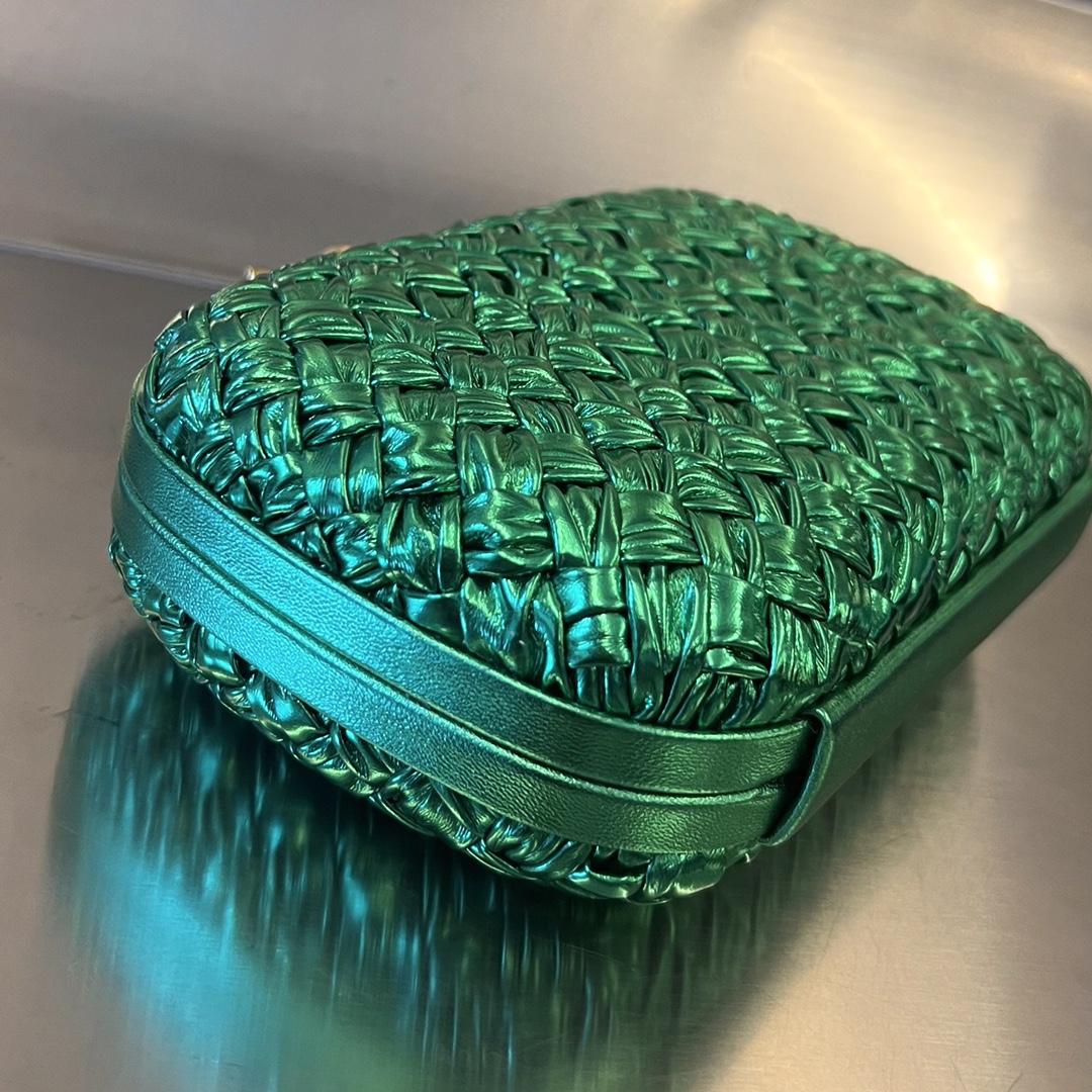 Knot Padded Intreccio Leather Clutch Green